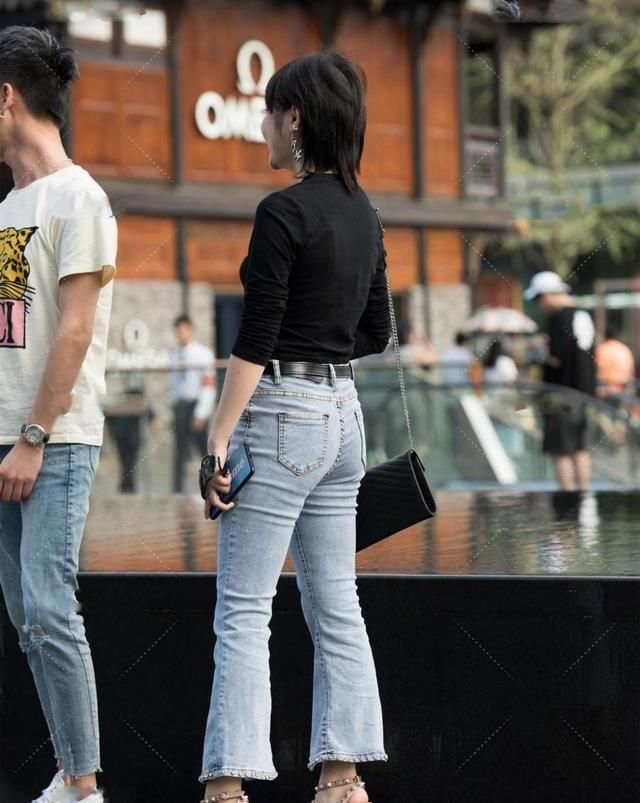 浅灰牛仔喇叭裤，经典百搭，展现不一样的美