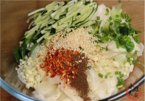 筋道|面条千万别用手擀了,大厨教你一招,爽滑又筋道,比拉面还好吃