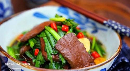 大火快炒即可，做法简单，春天的韭菜鲜嫩有味儿，还不容易长胖哦