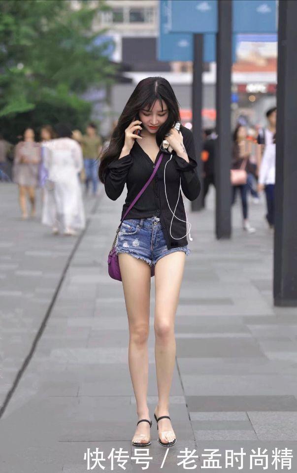 街拍：牛仔短裤与黑色V领衬衫的穿搭, 好看！