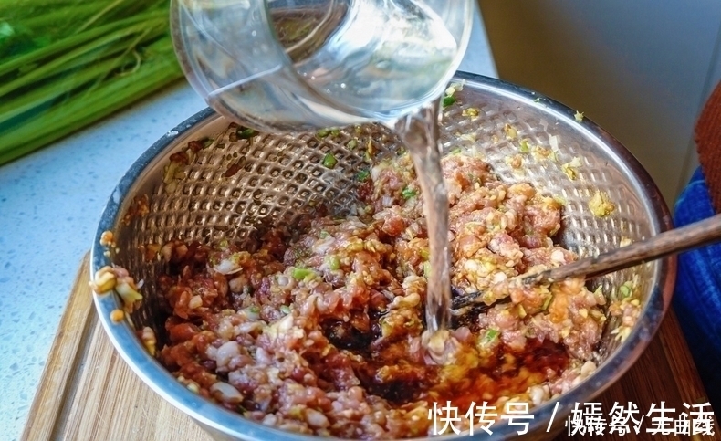 鲜嫩|拌肉馅,先放油还是放盐都不对,教你大厨做法,鲜嫩多汁又入味