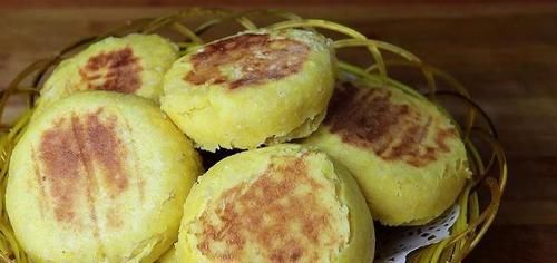  花生米别油炸了，教你1个健康吃法，加一碗玉米面，出锅就抢光