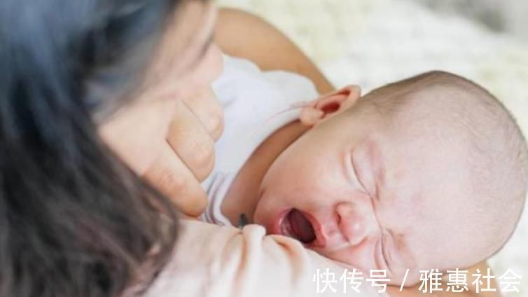 还敢这么抱孩子?当心孩子将来驼背、高低肩,家长可别不当一回事