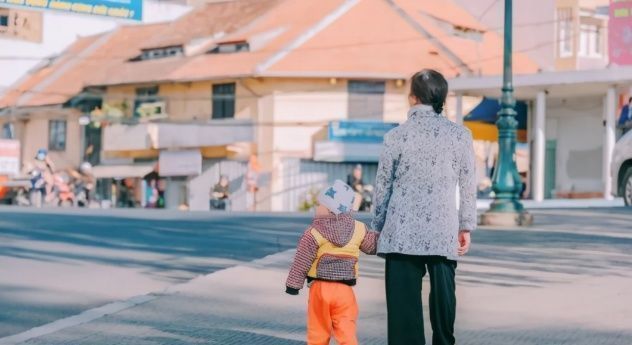 为什么姥姥成了带娃主力军,并非奶奶不管不顾,而是压根没选择权