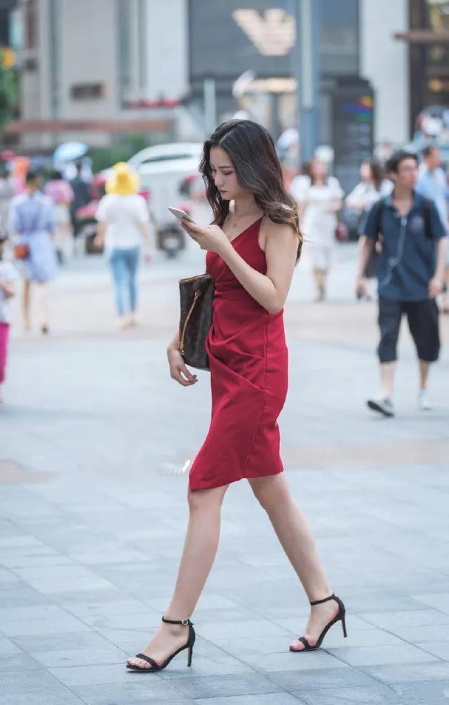 长发披肩|长发披肩的小姐姐,长相迷人身材丰腴,很有韵味