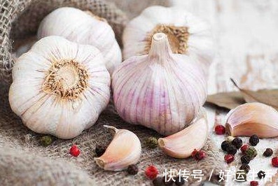 老邓|大蒜放在枕头下,坚持一段时间,好处不请自来,早知早好