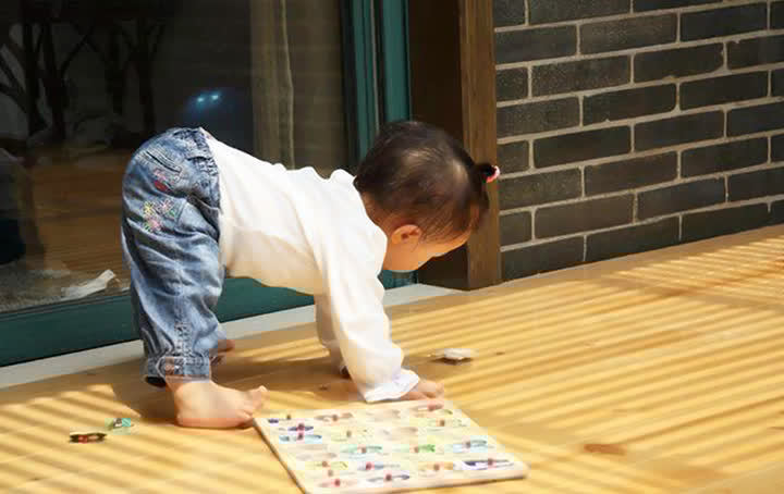 宝宝不穿鞋总爱光脚满地跑,父母该不该管?先看看这些好处再说