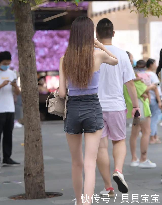 美女|时尚：有个性的女生就是会穿，挂脖衫配牛仔裤，清新简约又显美