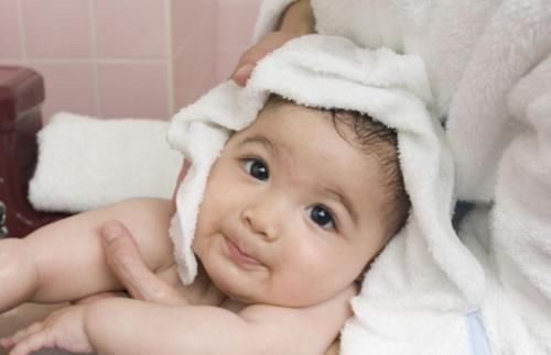 家长|夏季给宝宝洗澡，“消暑”又卫生，可有些“情况”不适合碰水