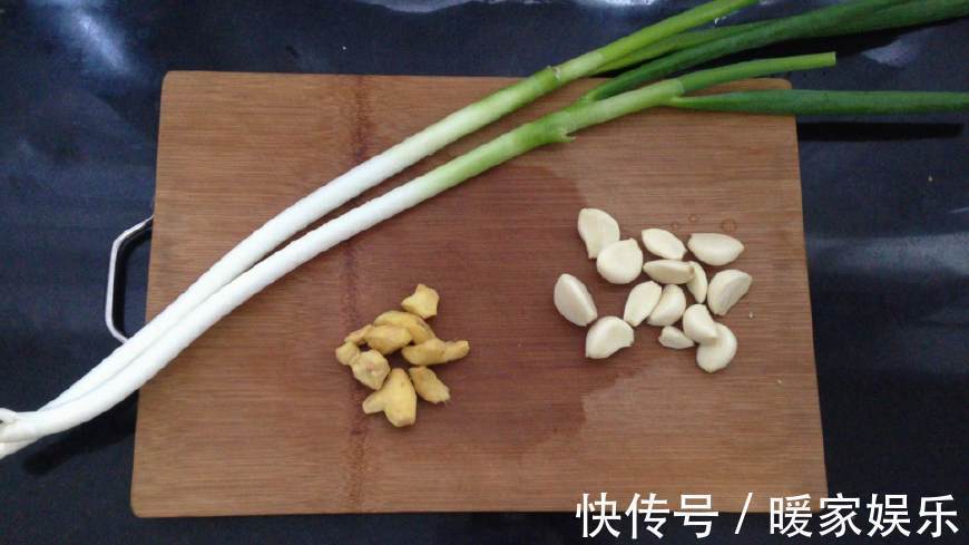 香菇|好多人买来扔掉,超市里2块钱一大堆,简单炒一炒,营养又美味!