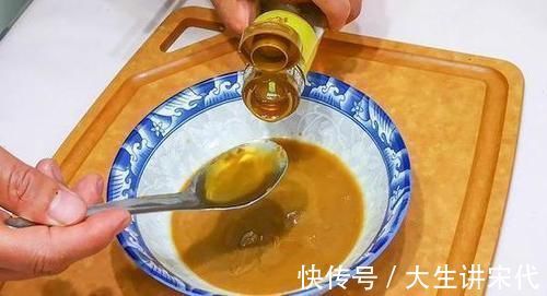 小哥|调芝麻酱时,最忌直接加水调,大厨教你一个妙招,口感细腻又香浓