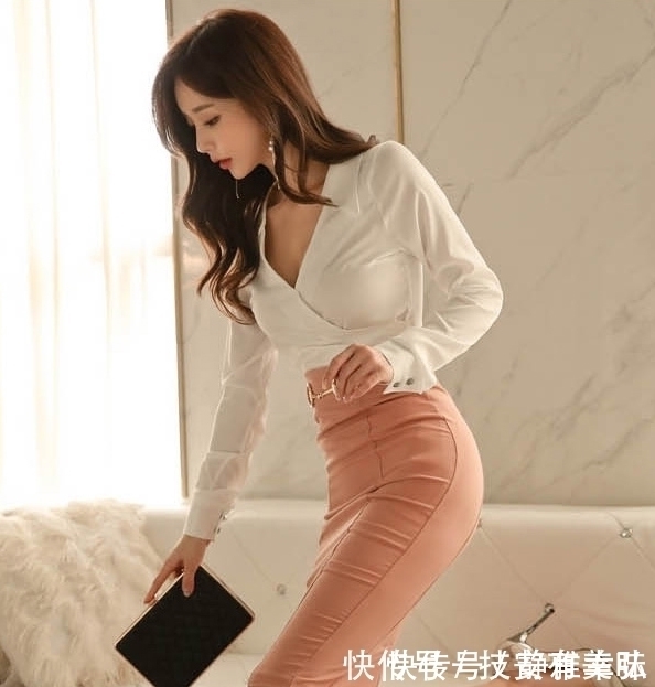 艾米 显瘦,机具气质,时尚V领白色衬衫配长裙穿搭