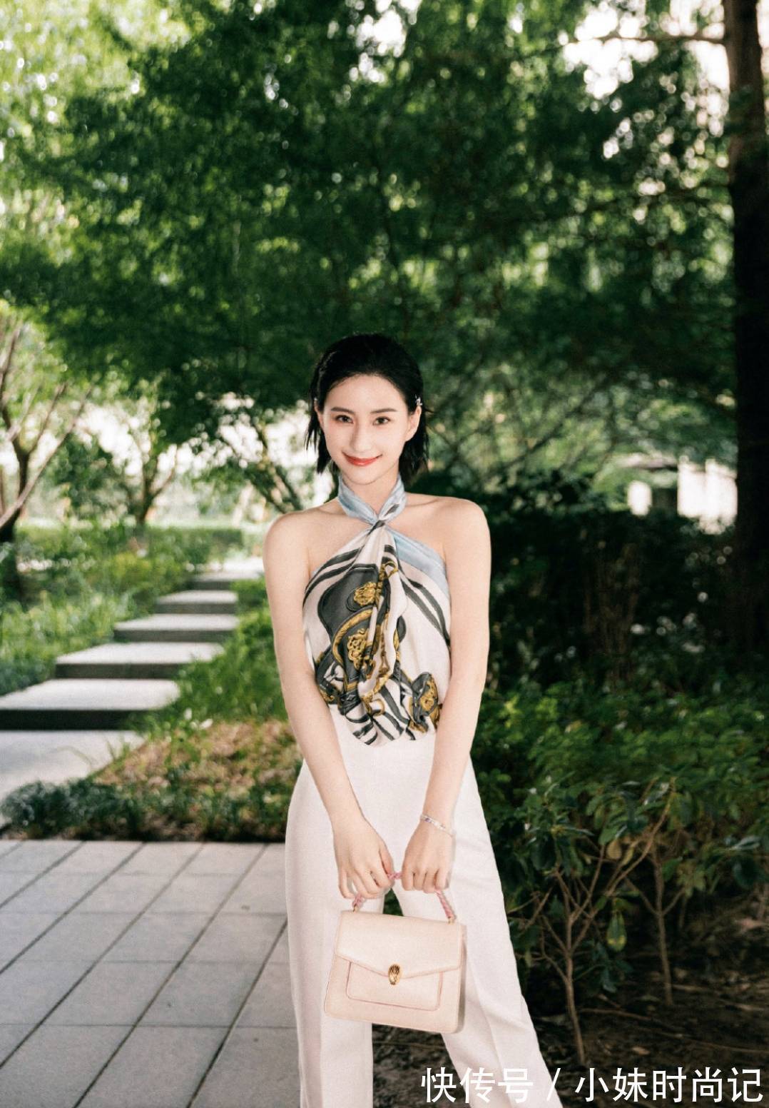 纯白色|何超莲穿衣真“大胆”,丝巾直接当挂脖上衣性感迷人,又美出圈了