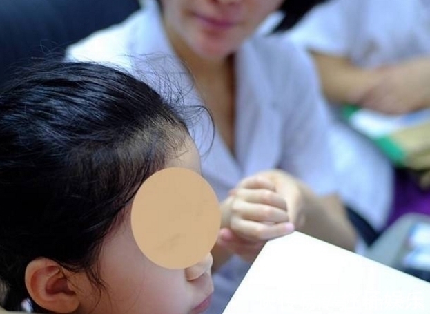 小女孩|医生给小女孩看病,让她吹白纸,吹了几十下后,奇怪的现象出现了