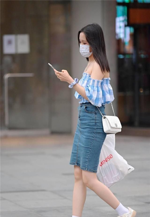 简约|牛仔短裙,夏季清凉穿搭,是很多时尚姑娘喜欢的款式