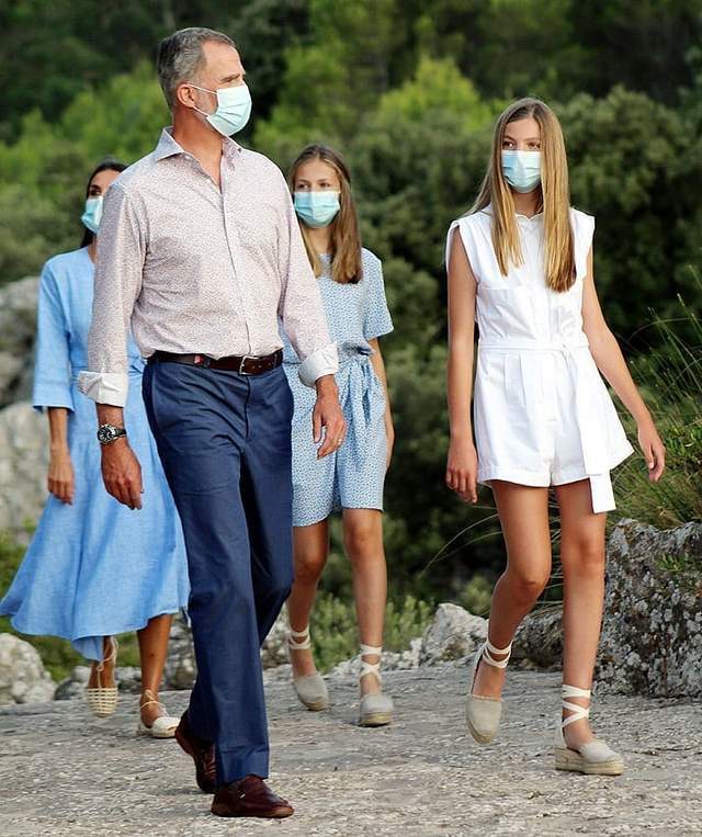 站位|西班牙14岁小公主学姐姐穿高跟,身高超180变巨人,王后一脸不快