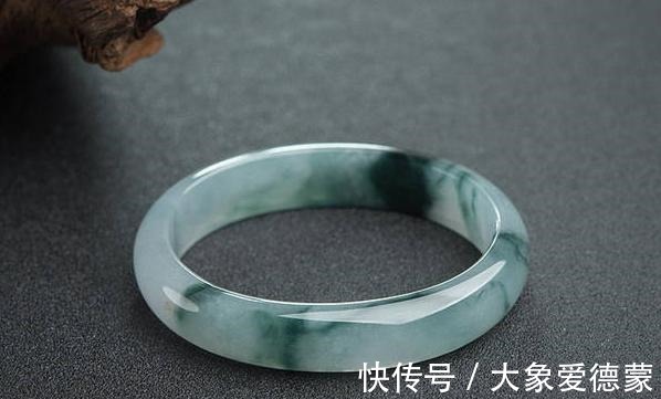 戒指 面对不同的翡翠首饰,我们该如何进行挑选呢