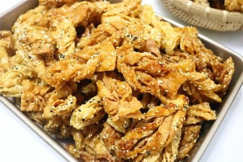 这小点心，外面卖12一斤，自己在家做，3元馄饨皮做一大筐