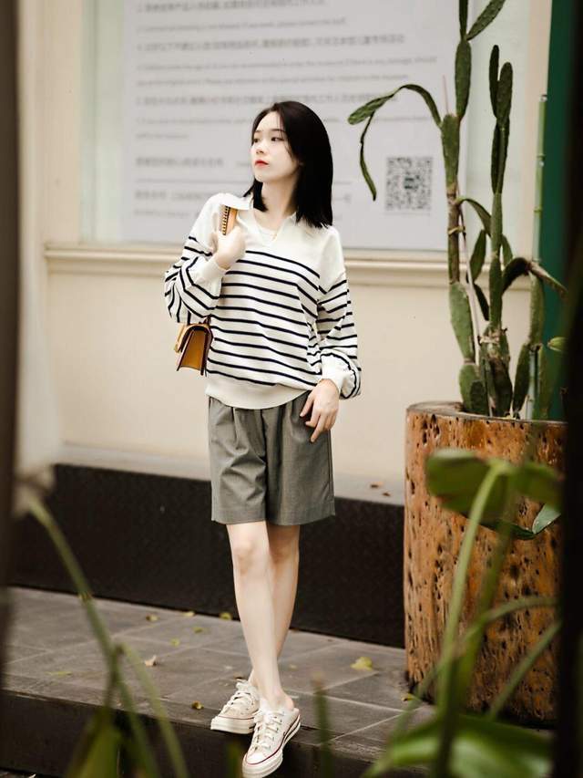 秋冬|普通人也适合穿的风格,棕色衬衫+黑色牛仔裤,保暖又时尚