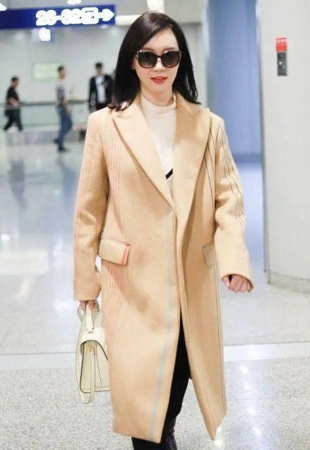 高雅|女明星太有女人味儿,灰色大衣混搭白色连帽衫,穿出高雅风