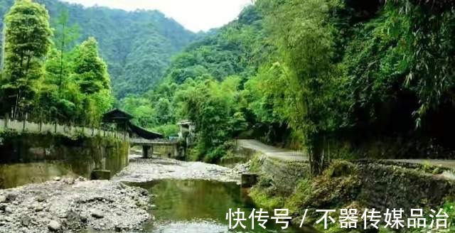 孽龙|「王婆岩」藏在都江堰里的小九寨