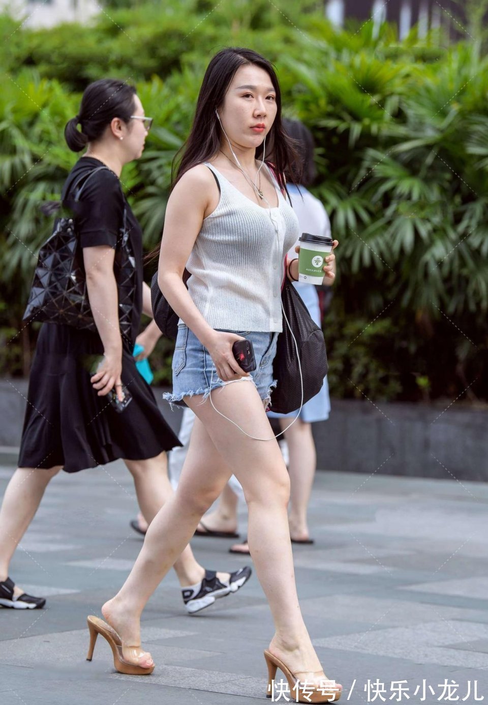 胳膊 微胖的美女散发出甜美的笑容,看到她的人过目不忘,我真的喜欢