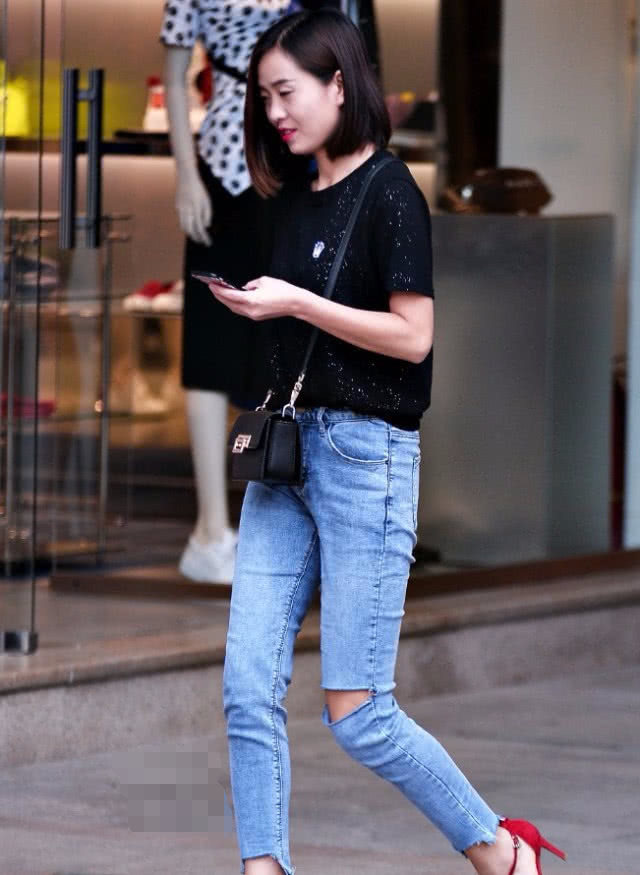 高跟鞋 新的牛仔裤“左边比右边就多一岁”,搭配红色高跟真的是绝配!