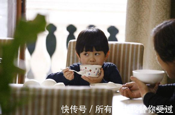 小静|哥哥上幼儿园全托寄宿,弟弟上非寄宿,兄弟俩的差别戳痛妈妈的心