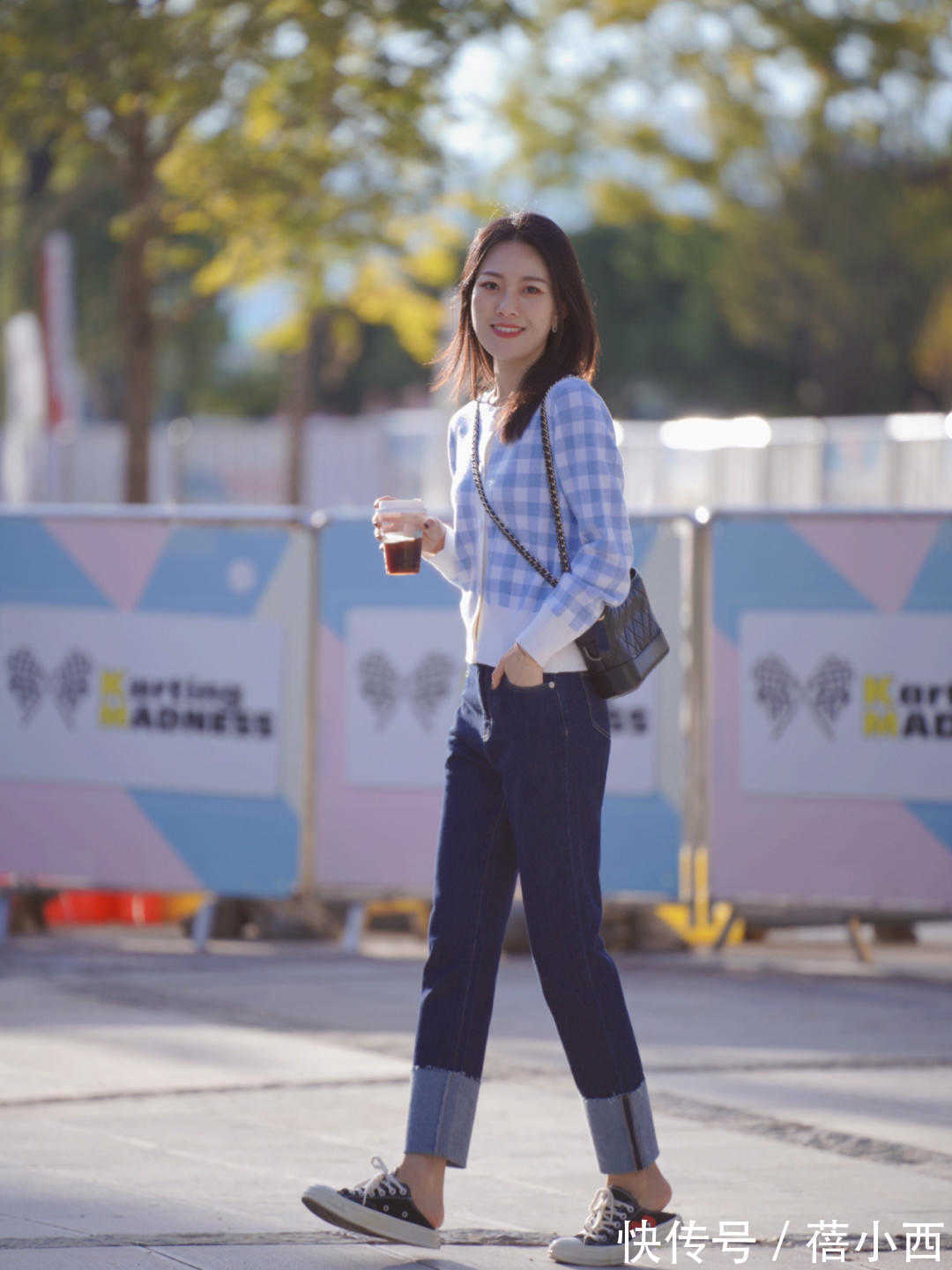 时髦|今秋“奶奶衫+牛仔裤”火了,洋气不说还显瘦,时髦精最爱!