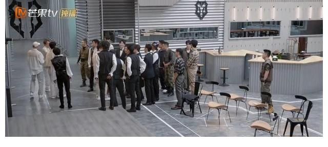 飛云之下|《披荊斬棘》二公表演，林志炫跌落舞臺，落淚道歉，引起全網(wǎng)共鳴