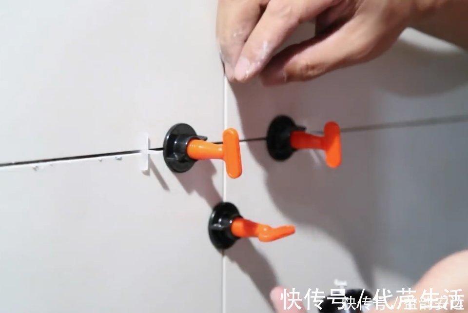 找平器|头一次见这么精致的瓷砖铺贴,全墙通用找平器,一平人工就要几百