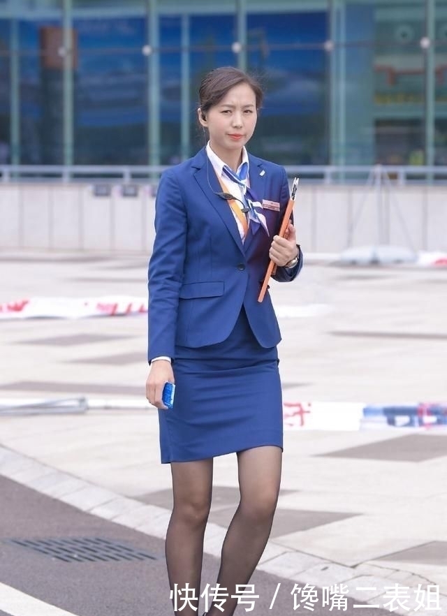 蓝色职业装搭配高跟鞋和黑色丝袜,散发出优雅的职业女性气质