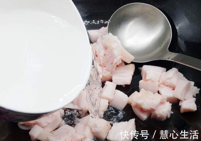 外行|熬猪油，只懂加盐是外行，多放这2样，猪油雪白香浓，久放不坏