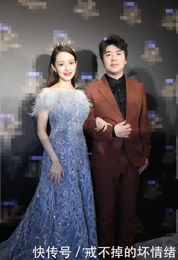 礼服|组图:吉娜挺孕肚穿礼服明艳动人 爆料郎朗弹琴时宝宝会胎动