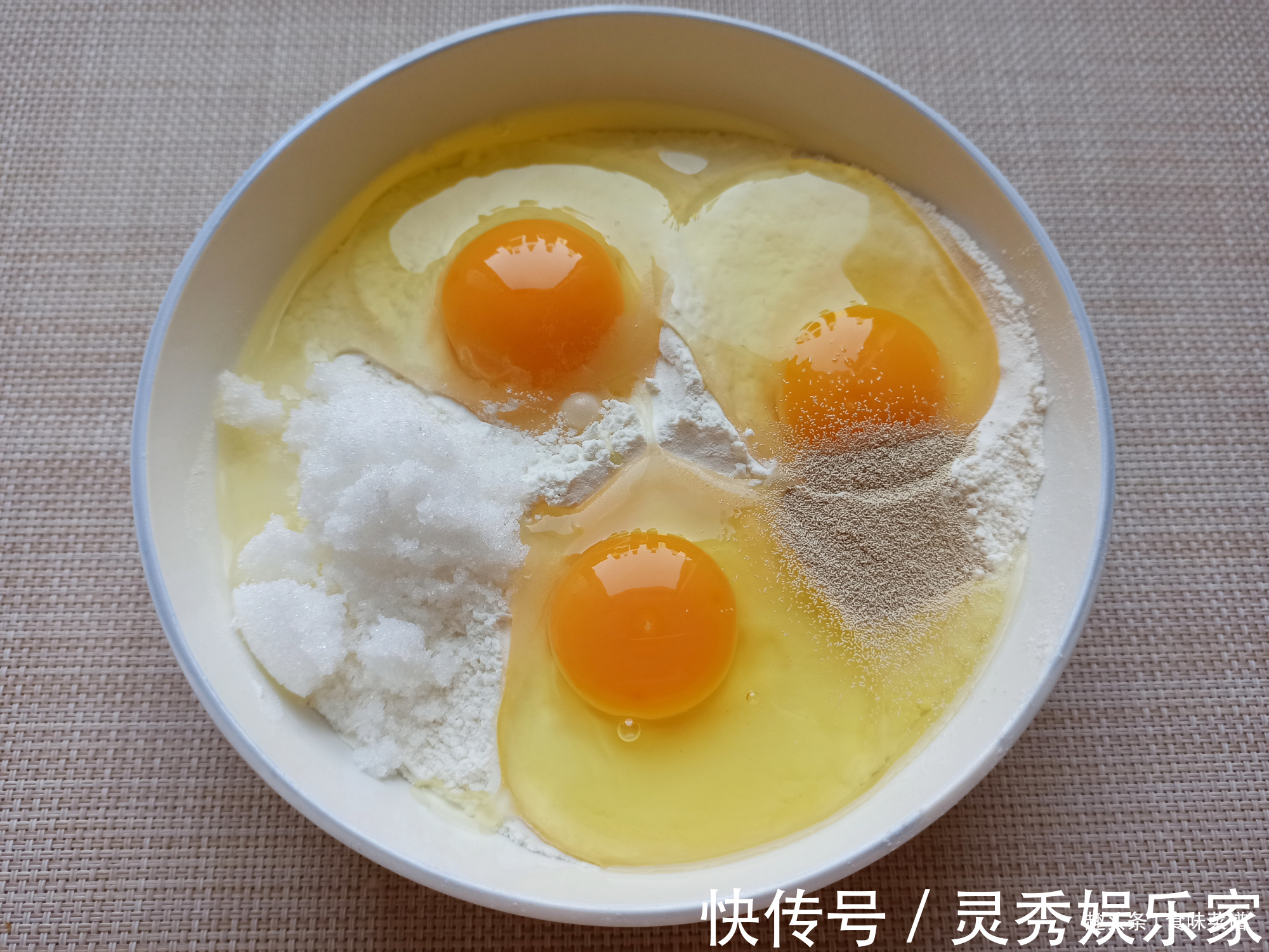 教你做独家懒人面包，1碗面粉3个鸡蛋，不用烤箱，蓬松柔软又香甜