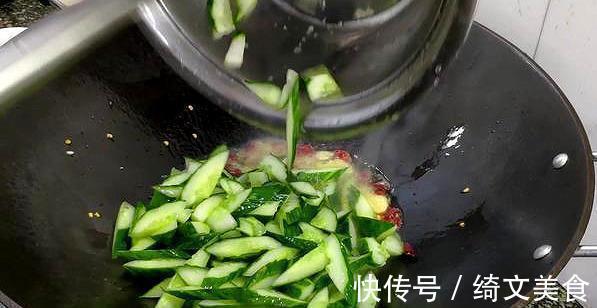 炝炒黄瓜|黄瓜的新做法，脆爽入味，做法简单，比拍黄瓜好吃多了！