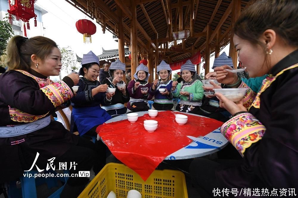 贵州榕江：易地搬迁群众制作汤圆迎元宵