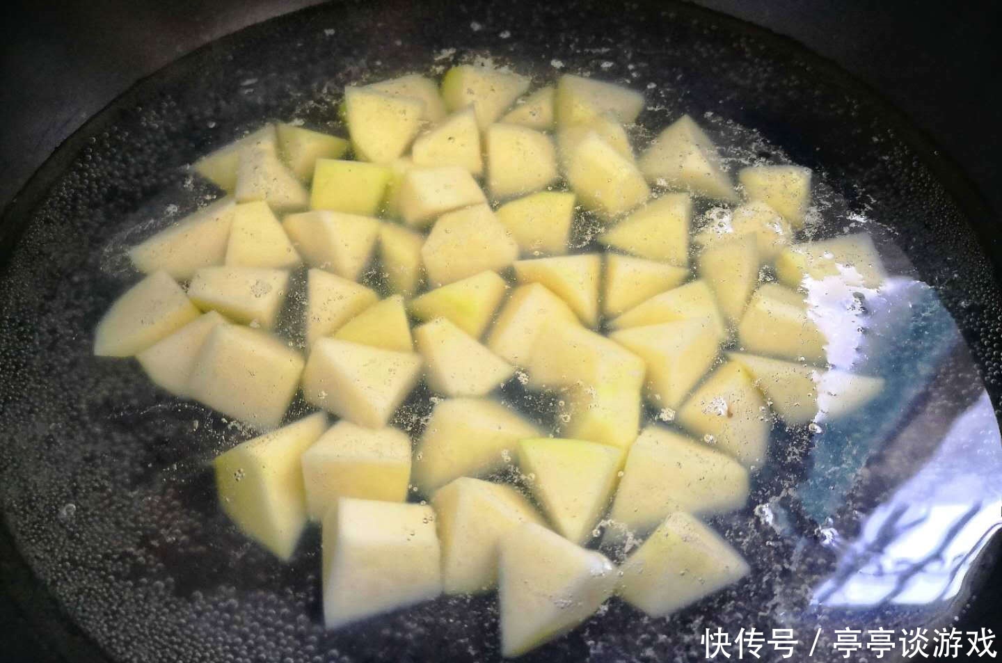 自从土豆学会这做法,我一天做2锅,比夜市烤肉好吃,连吃7天不腻