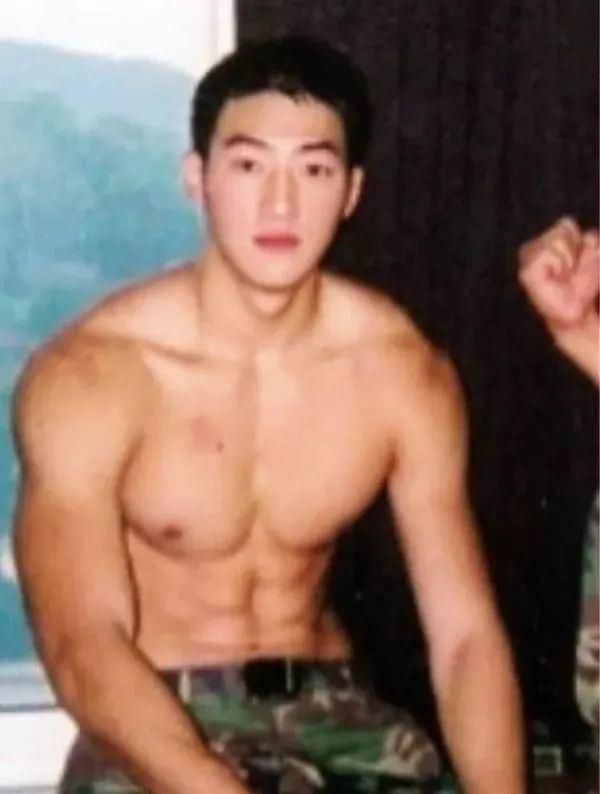 场面|当黄哲勋遇上E杯小姐姐,胸肌完全不输,场面一度十分尴尬