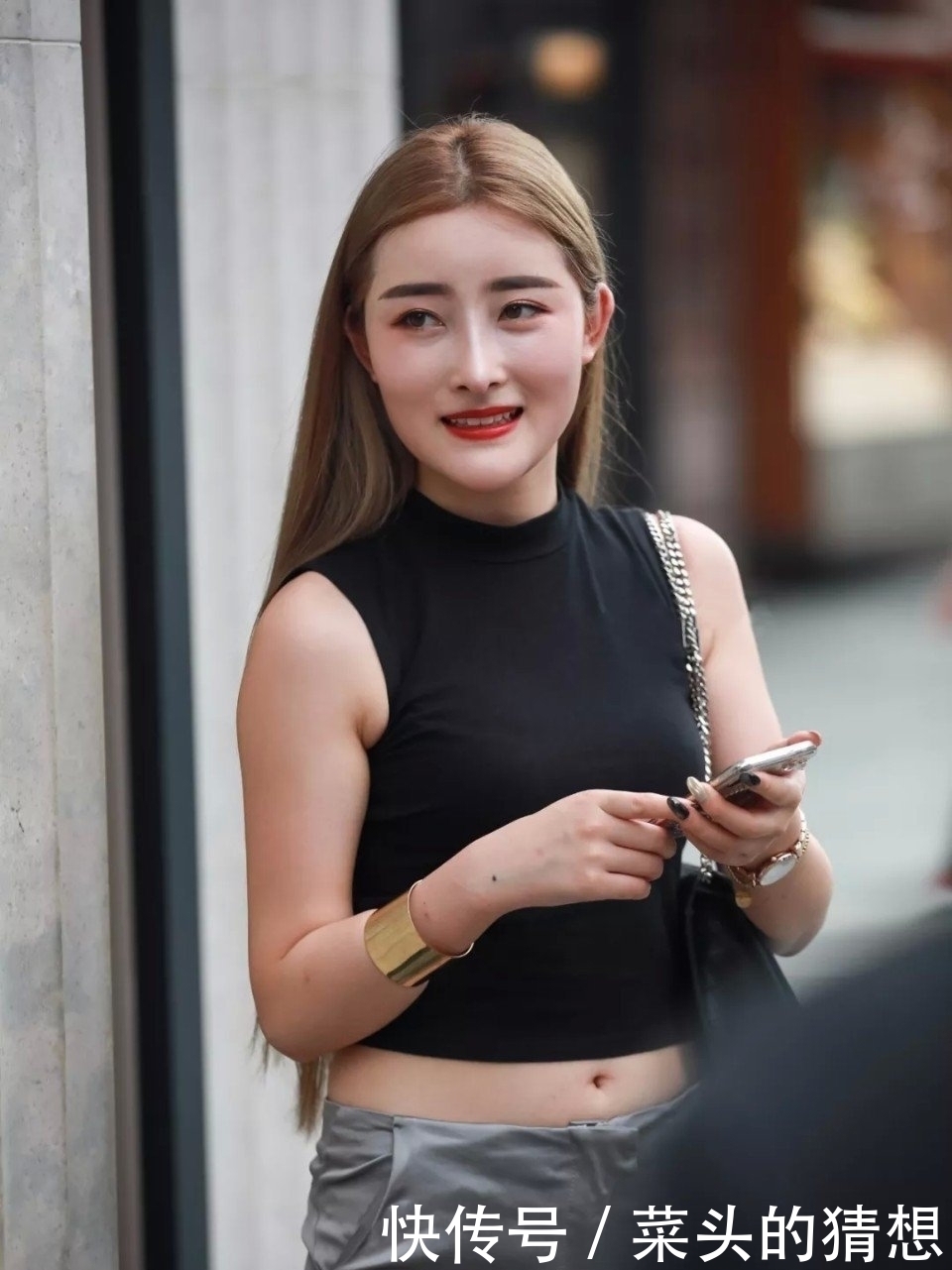 街拍：丰满不等于胖！黑色短背心搭配紧身裤穿出线条美