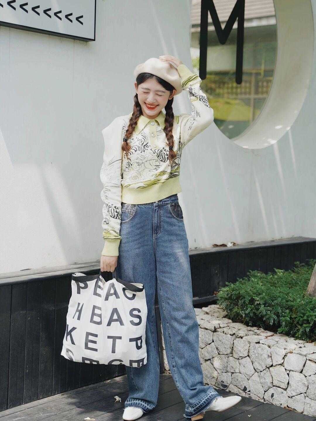 风衣|终于明白小个子的“穿搭精髓”，印花上衣搭配牛仔裤，显高显瘦