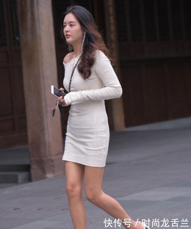 小蛮腰 白色露肩款连衣裙,搭配时尚微卷长发,美女散发出扑面而来的美