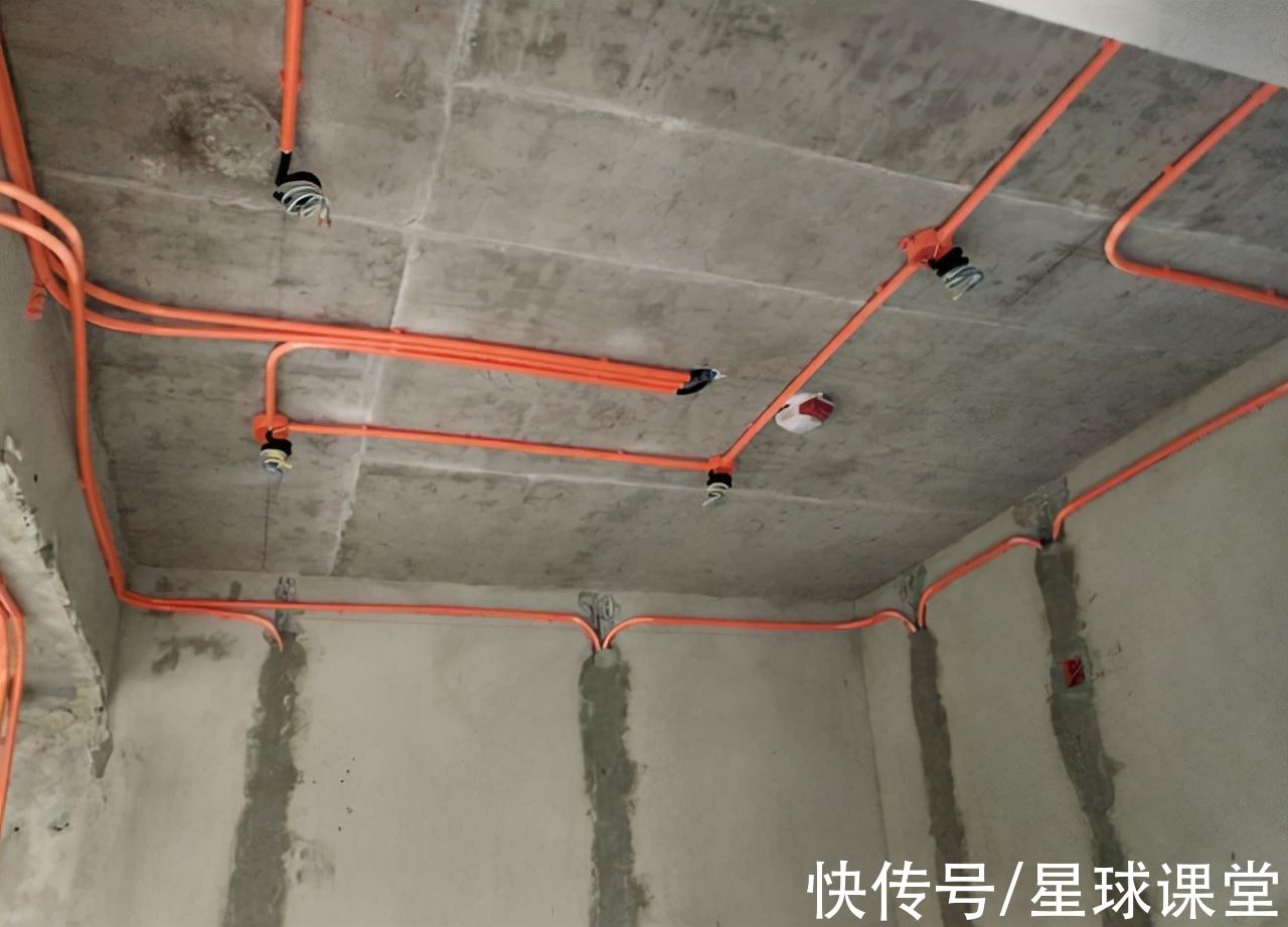 装修公司|水电走顶是装修公司的陷阱，还是行业准则？水电走地了会怎么样？
