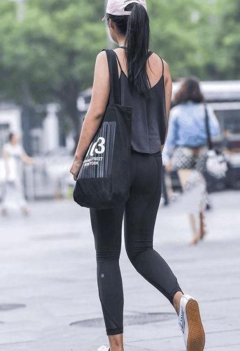 运动风 这个女人也太辣了!肚兜搭配瑜伽裤, 运动风休闲风二合一!