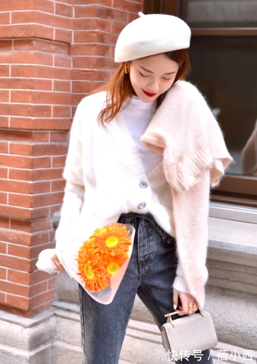 小蛮腰 开春之后穿什么才时髦?推荐“毛衣+牛仔裤”,百搭耐看不挑人