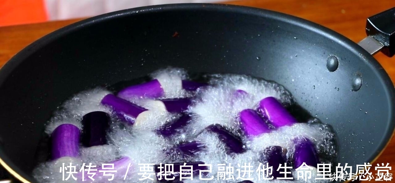 茄子|茄子别再炒着吃了,教你一种新做法,比大鱼大肉香,做三根不够吃