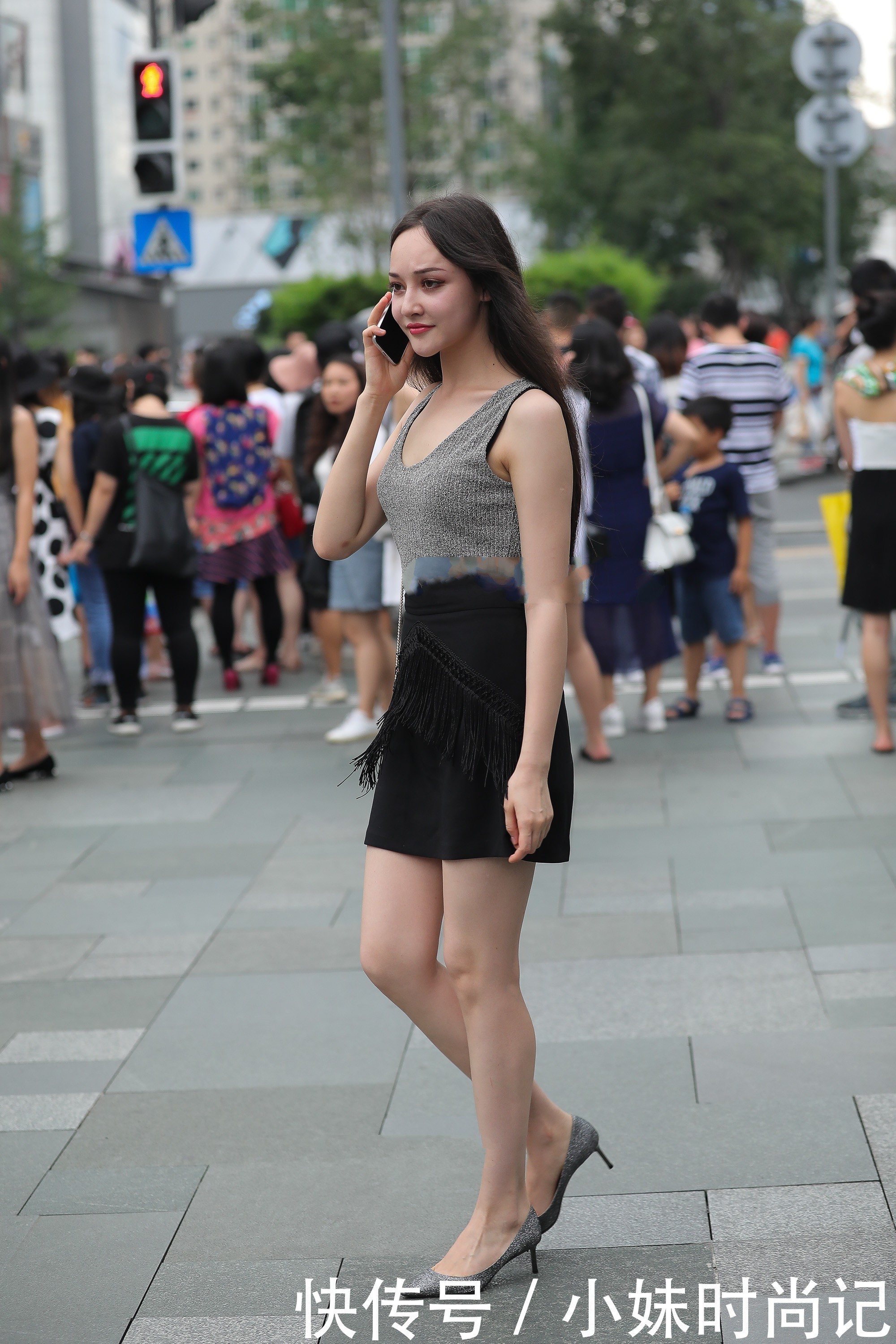 针织面料|街拍:灰色的针织背心, 穿着减龄又时尚, 而且还是百搭单品