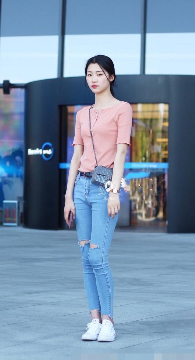 牛仔裤 打底裤整体造型干净挺阔,轻松就能穿出迷人线条感