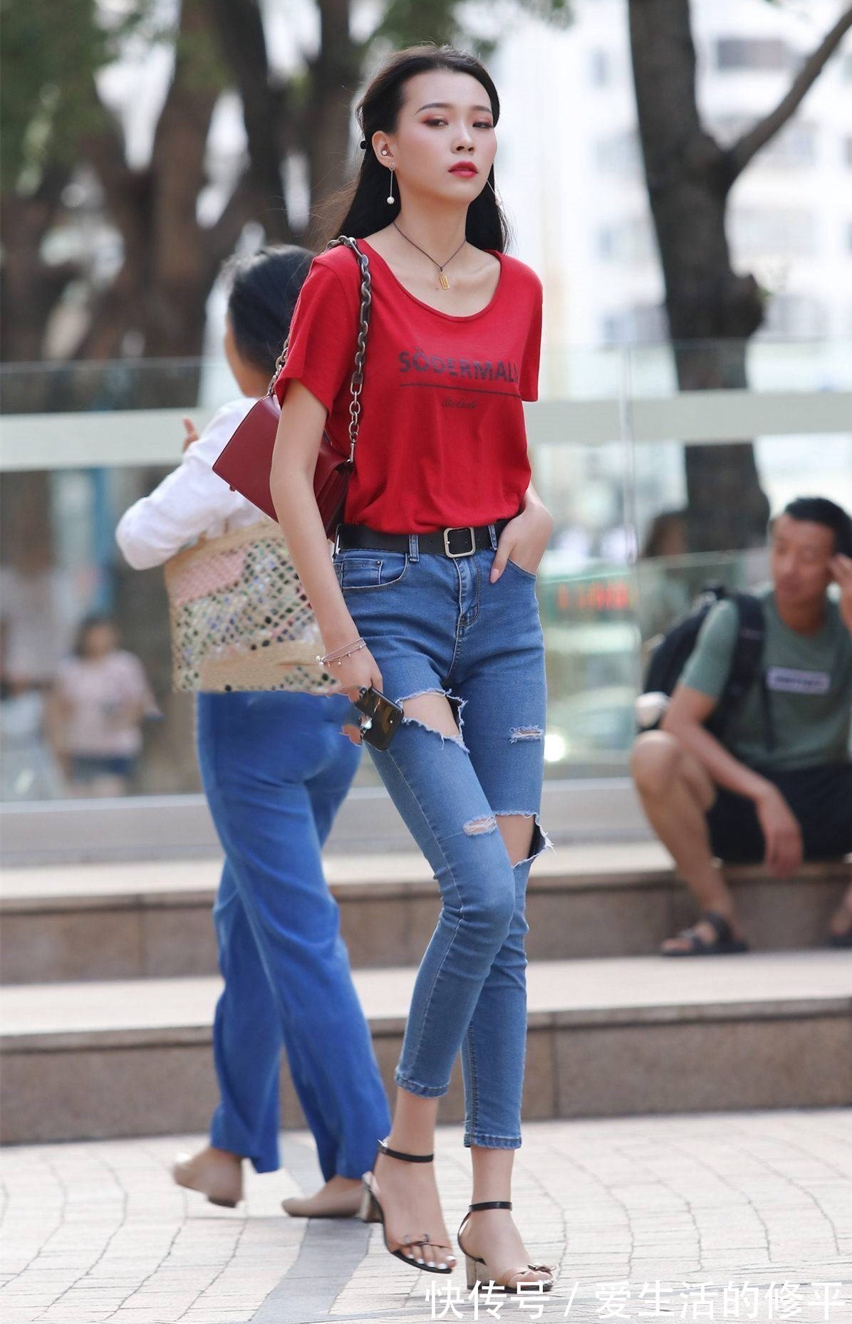 淑女 破洞牛仔裤搭配高跟凉鞋,淑女风的气息,展现满满的时尚与活力