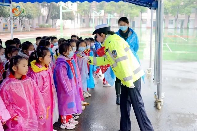 中小学开学首日，有人欢喜有人忙